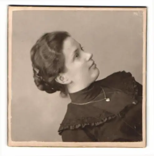 Fotografie unbekannter Fotograf und Ort, Anna Adam im Juni 1902