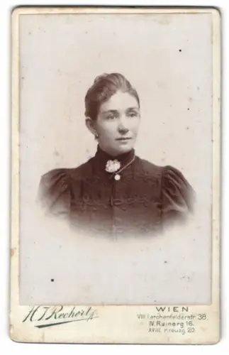 Fotografie H. Rechert, Wien, Lerchenfelderstrasse 38, Porträt einer Frau