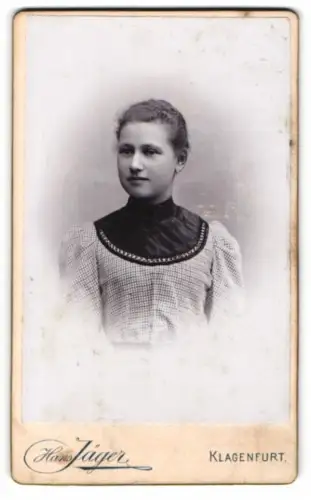 Fotografie Hans Jäger, Klagenfurt, Neuer Platz 12, Mizi Mascheigg im karierten Kleid