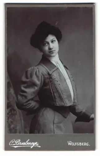 Fotografie C. Breslmayr, Wolfsberg, Porträt einer Frau in eleganter Kleidung