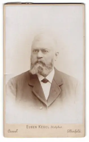 Fotografie Eugen Kegel, Elberfeld, Cassel, Amtsrat Ludwig Suntheim im Porträt
