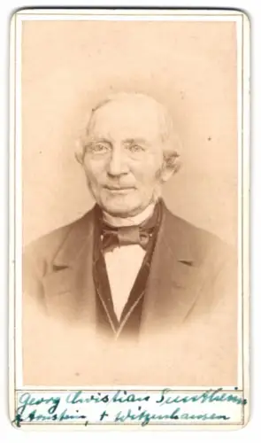 Fotografie unbekannter Fotograf und Ort, Georg Christian Suntheim in Anzug und Fliege