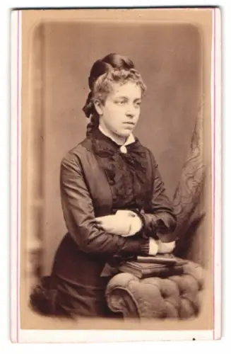 Fotografie R. Schlegel, Elberfeld, Kipdorf 57, Joh. Krugmann mit hochgestecktem Haar