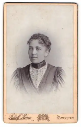 Fotografie Rudolf Plewa, Römerstadt, Porträt einer Frau