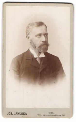 Fotografie Jos. Jahudka, Wien, Lerchenfelderstrasse 50, Julius Tillich im Porträt