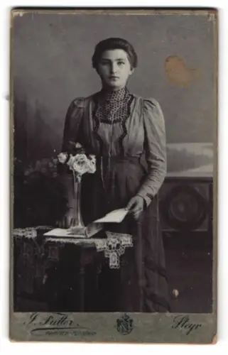Fotografie Josef Futter, Steyr, Pfarrgasse 14, Resi Seitz in hochgeschlossenem Kleid