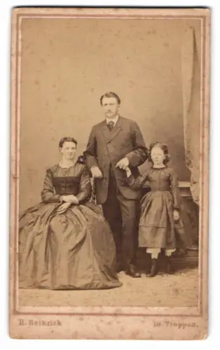 Fotografie B. Heinrich, Troppau, Familie Kartner in festlicher Kleidung