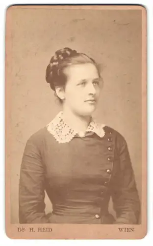 Fotografie Dr. H. Heid, Wien, Landstrasse Hauptstrasse 33, Maria Jasper in tailliertem Kleid