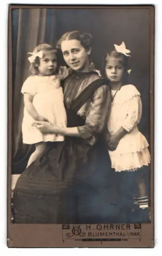 Fotografie H. Ohrner, Blumenthal, Weserstr. 11, Dame mit zwei Kindern