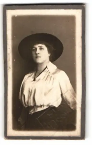 Fotografie Prasser, Melk, Porträt einer Frau mit Hut