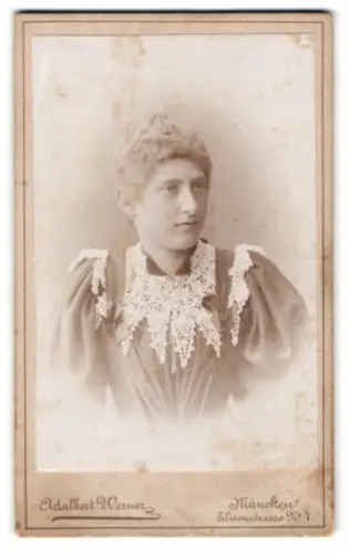 Fotografie Adalbert Werner, München, Eisenstrasse No. 7, Porträt einer Dame mit Spitzenkragen 1895