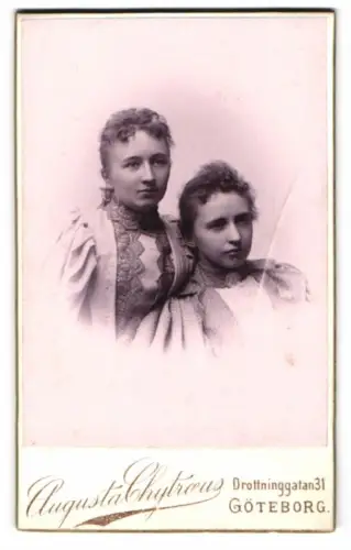 Fotografie Augusta Chytraus, Göteborg, Drottninggatan 31, Zwei Frauen im Portrait