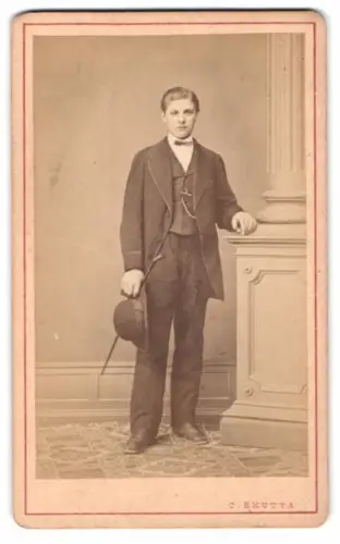 Fotografie C. Skutta, Wiener Neustadt, Porträt eines jungen Mannes
