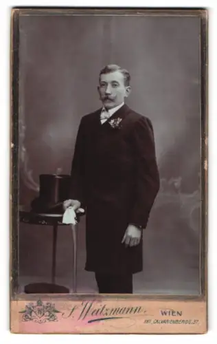 Fotografie J. Weitzmann, Wien, Calvarienberggasse 37, Eleganter Herr mit Zylinder