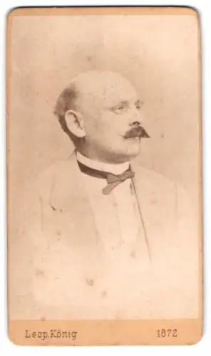 Fotografie Leopold König, Wien, Porträt eines Mannes mit Schnurrbart