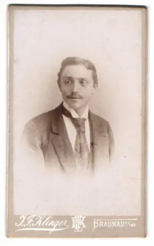 Fotografie J.F. Klinger, Braunau am Inn, Ringstrasse 23, Porträt eines eleganten Herrn