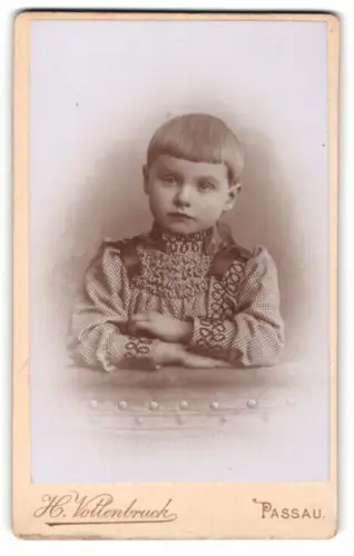 Fotografie H. Vollenbruck, Passau, Porträt eines Kindes