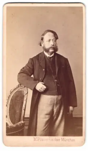 Fotografie M. Pössenbacher, München, Amalienstrasse 6, Herr im Anzug mit Stuhl