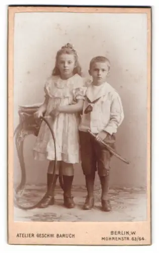 Fotografie Atelier Geschw. Baruch, Berlin, Mohrenstr. 63/64, Zwei Kinder mit Spielzeug