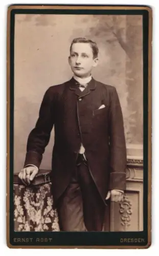 Fotografie Ernst Rost, Dresden, Wettinerstrasse 15, Porträt eines eleganten Herrn