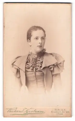 Fotografie Richard Kasbaum, Berlin, Friedrich-Str. 125, Porträt einer jungen Frau