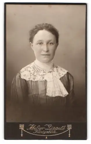 Fotografie Atelier Lippold, Königstein, Porträt einer Frau mit Spitzenkragen
