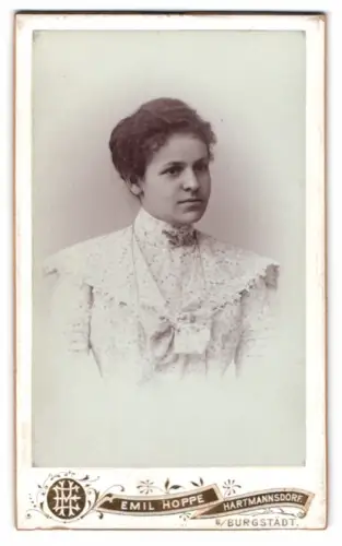 Fotografie Emil Hoppe, Hartmannsdorf, Porträt einer Frau in Spitzenbluse