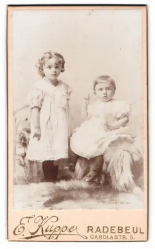 Fotografie E. Kuppe, Radebeul, Carolastr. 5, Zwei kleine Kinder in weissen Kleidern