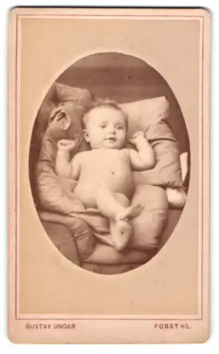 Fotografie Gustav Unger, Forst n. L., Portrait eines Kleinkindes