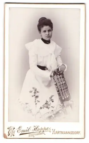 Fotografie Emil Hoppe, Hartmannsdorf, Junge Frau mit Stuhl