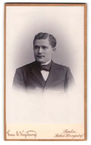 Fotografie Frau E. Vogelsang, Berlin, Leipziger Strasse 106, Porträt eines jungen Mannes