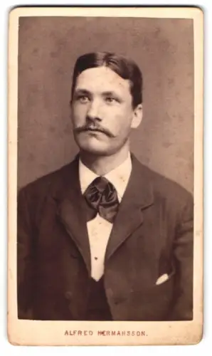 Fotografie Alfred Hermansson, Örebro, Drottninggatan 140, Porträt eines Mannes mit Schnurrbart