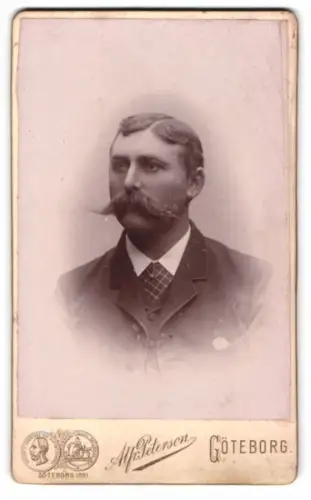 Fotografie Alfred Peterson, Göteborg, Södra Hamngatan 29, Porträt eines Mannes mit markantem Schnurrbart