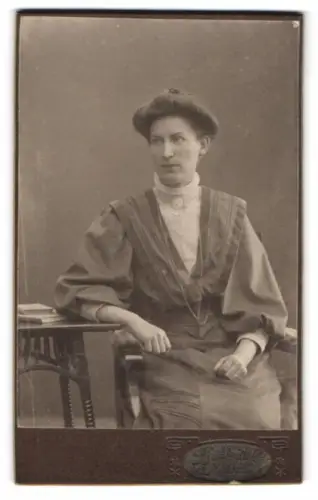 Fotografie Sjöstedl & Co, Malmö, Porträt einer sitzenden Frau