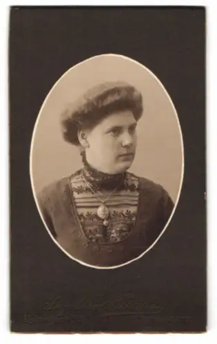 Fotografie Ingeborg Kieruff, Kjöbenhavn, Östergade 55, Porträt einer Frau mit edler Frisur