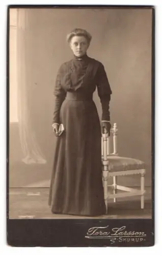 Fotografie Tora Larsson, Skurup, Stehende Frau in elegantem Kleid