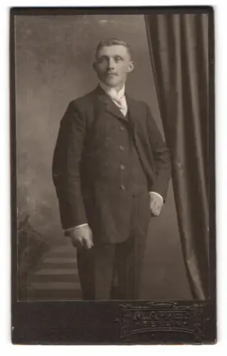 Fotografie M. Appel, Berlin, Neue Königstr. 1, Porträt eines eleganten Herrn