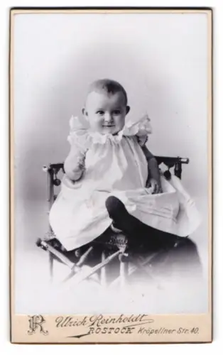 Fotografie Ulrich Reinholdt, Rostock, Kröpeliner Str. 40, Kleinkind auf Stuhl