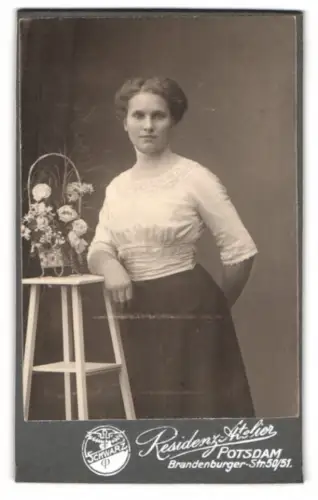 Fotografie Residenz Atelier, Potsdam, Brandenburger-Str. 50/51, Frau in eleganter Kleidung