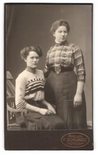 Fotografie F. Schwarz, Potsdam, Brandenburgerstrasse 49/52, Zwei Damen im Atelier