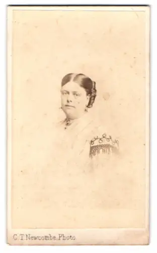 Fotografie C.T. Newcombe, London, Fenchurch Street 135, Porträt einer Dame