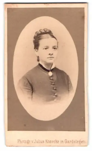 Fotografie Julius Könecke, Gardelegen, Porträt einer jungen Frau
