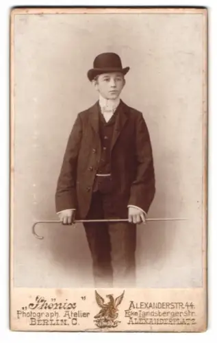 Fotografie Phönix, Berlin, Alexanderstr. 44, Junger Mann mit Spazierstock