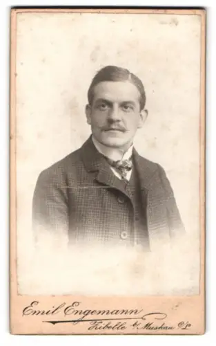 Fotografie Emil Engemann, Zibelle b. Muskau, Porträt eines eleganten Herrn