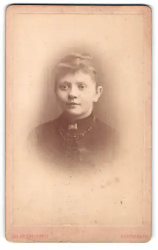 Fotografie Julius Kricheldorff, Berlin, Karl-Strasse 26, Porträt einer Frau