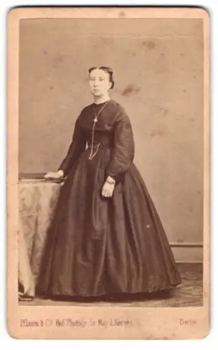 Fotografie Pflaum & Co., Berlin, Königstrasse 31, Dame im eleganten Kleid
