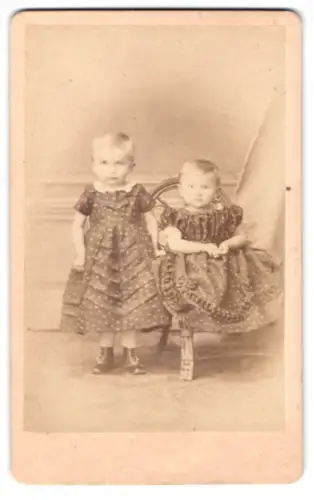 Fotografie E. Huth, Dessau, Zwei Kinder in gepunkteten Kleidern