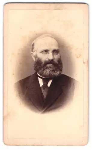 Fotografie Herm. Matsen, Hamburg, Gr. Bäckerstrasse 26, Porträt eines Mannes mit Bart