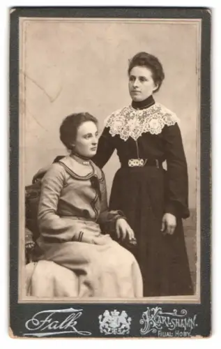 Fotografie Falk, Karlshamn, Zwei Frauen in eleganter Kleidung