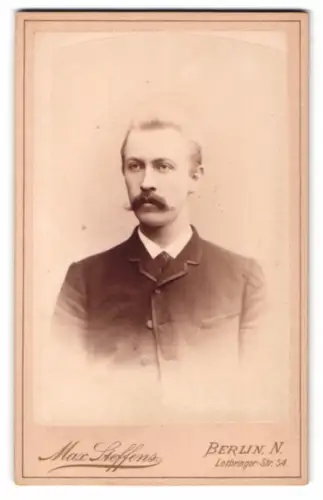 Fotografie Max Steffens, Berlin, Lothringer-Str. 54, Porträt eines Mannes mit Schnurrbart